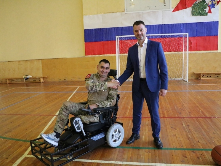 Ветеран СВО из Новосибирска получил электроколяску для игры в футбол