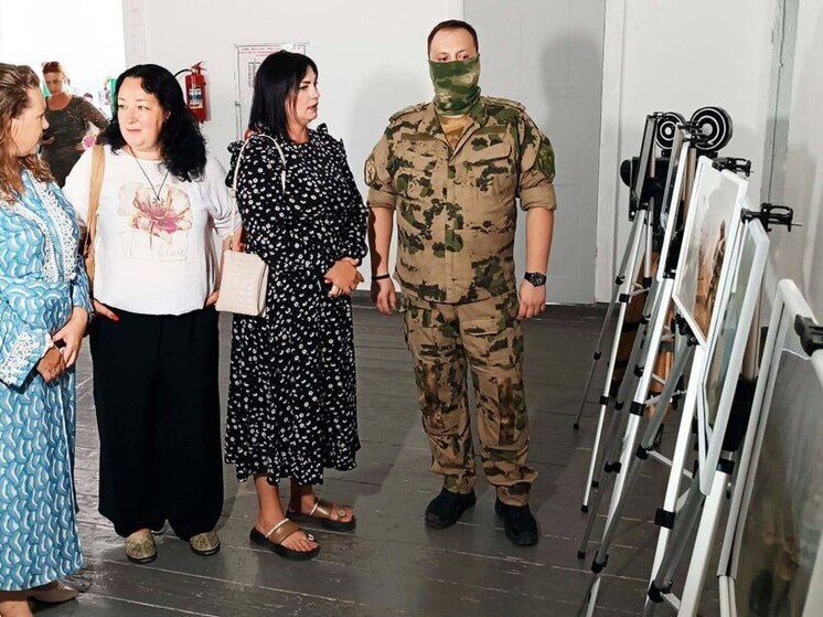 Росгвардейцы организовали выставку фотографий в Херсонской области
