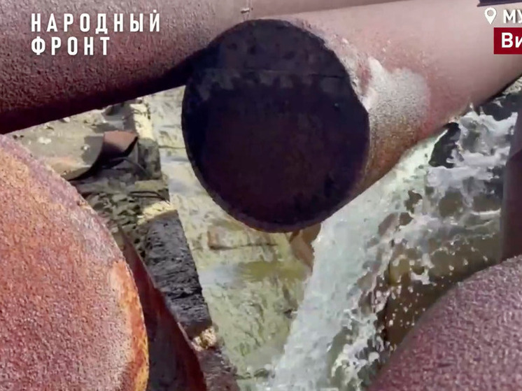 В Никеле каждый день утекает тысяча кубов воды из-за старого водовода