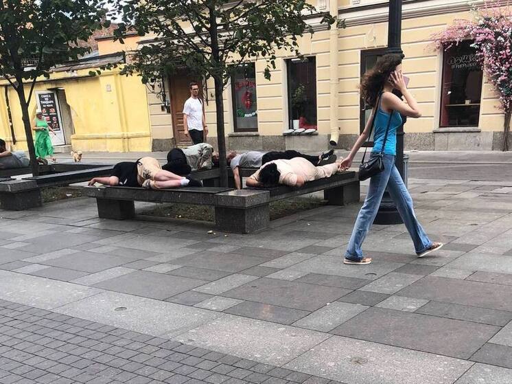 Лавочки на 1-й Советской превратились в шезлонги для бомжей