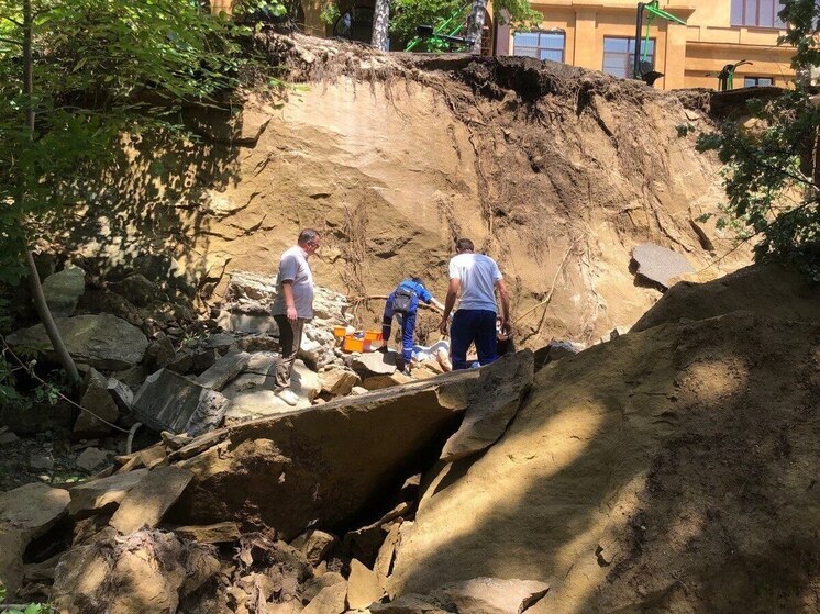 В Кисловодске двое отдыхающих санатория пострадали при обвале грунта