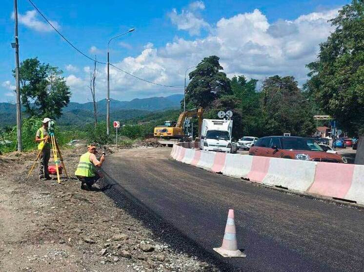 На оползневом участке трассы А-147 в Дагомысе досрочно начали укладку асфальта