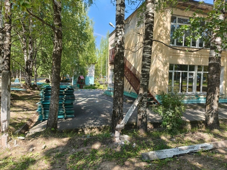 В детском саду в Мирном начались работы по демонтажу старого забора