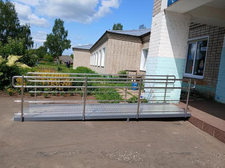 Прокуратура Немского района добилась установки пандуса в школе