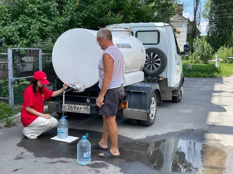 Волонтёры помогают липчанам пережить перебои с водой