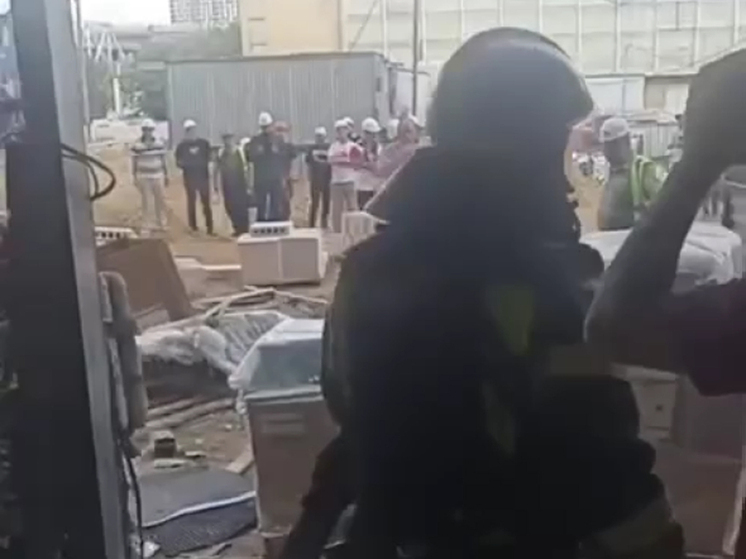 Два человека пострадали при пожаре на стройке в Москве