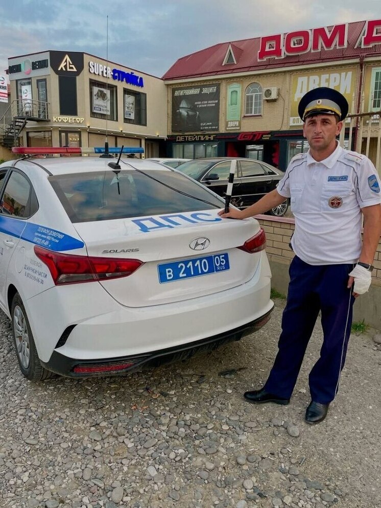 Инспектор ДПС в Дагестане потушил горящий автомобиль и получил ожоги