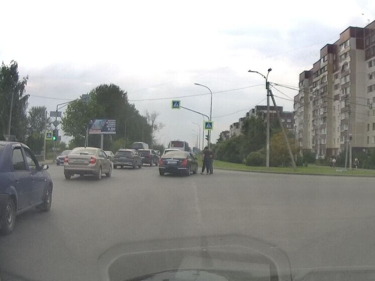 ДТП мешает движению транспорта на Рижском проспекте