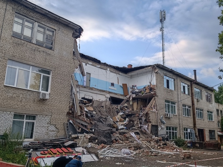 Спасатели эвакуировали 24 человек из обрушившегося здания в Екатеринбурге
