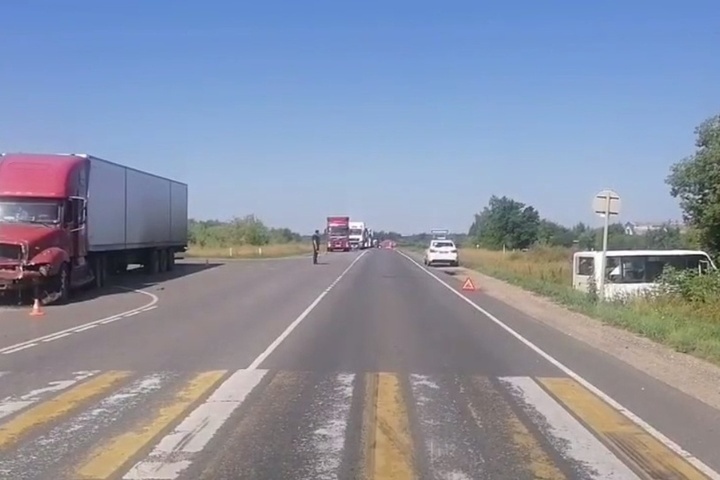 Микроавтобус и большегруз столкнулись на нижегородской трассе