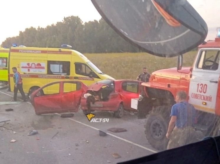 В Новосибирске Toyota разорвало на две части в ДТП