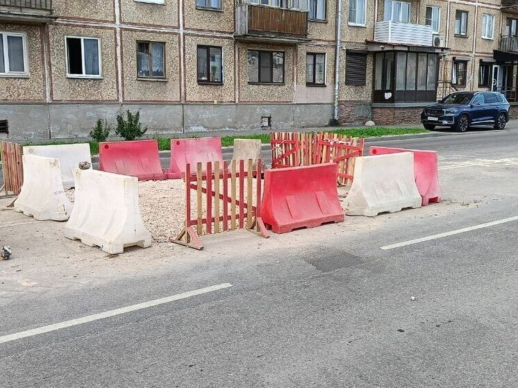 Провал на Гражданской 7 разросся до двух поло