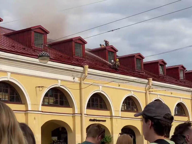 Андреевский рынок загорелся на Васильевском острове в Петербурге