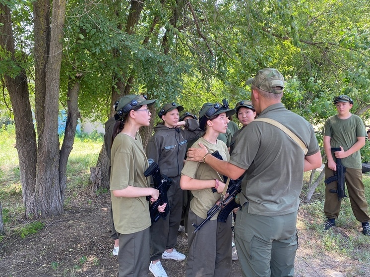 В Калмыкии подростки сыграли в лазертаг