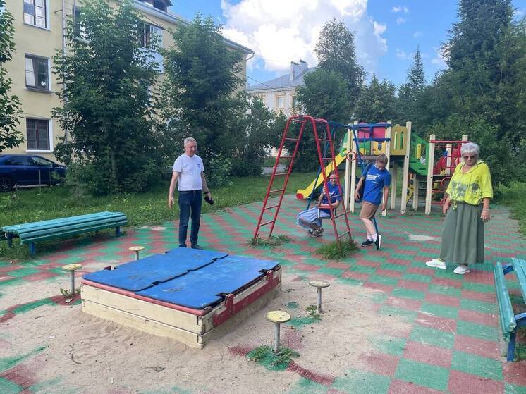 Активисты «Единой России» и МГЕР провели в Серпухове мониторинг состояния детских площадок