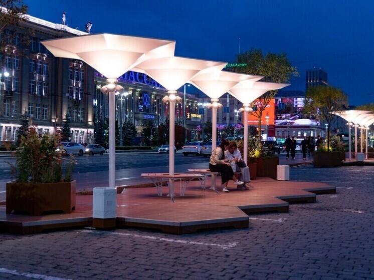 В Екатеринбурге вместо парковки создали пространство для отдыха «Лето на площади»