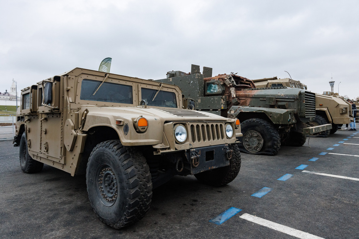 Российский дрон уничтожил натовский бронеавтомобиль HMMWV под Константиновкой в ДНР