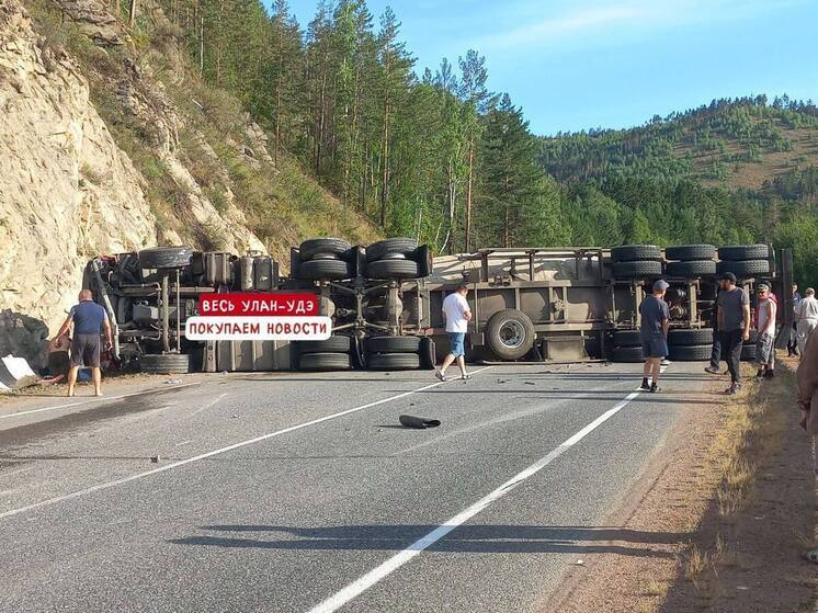 Авария бензовоза парализовала движение на федеральной трассе в Сотниково в Улан-Удэ