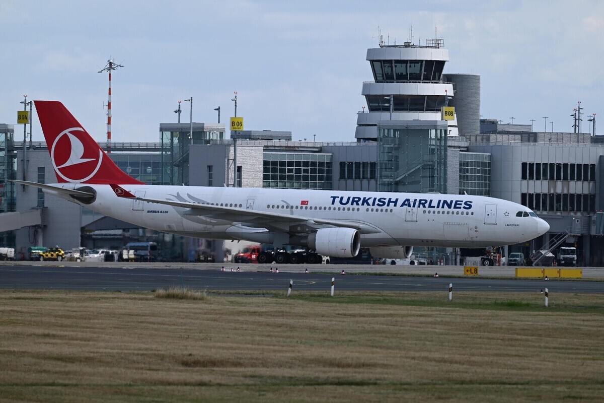 Пассажирский Boeing 777 Turkish Airlines эвакуировали из-за задымления шасси в Анталье