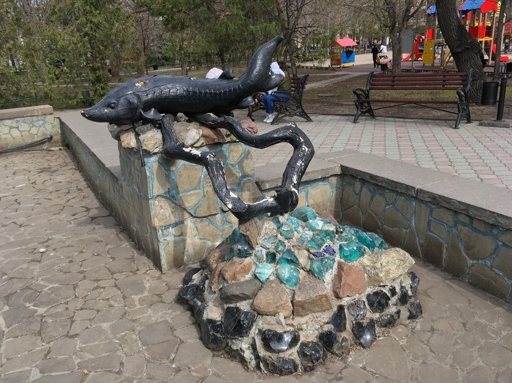 В Саратове скульптуру осетра в Липках решили заменить на бронзовую