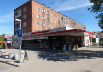 В январе этого года судебные приставы взломали двери незаконной пристройки, за что ее владелец чуть было их не засудил