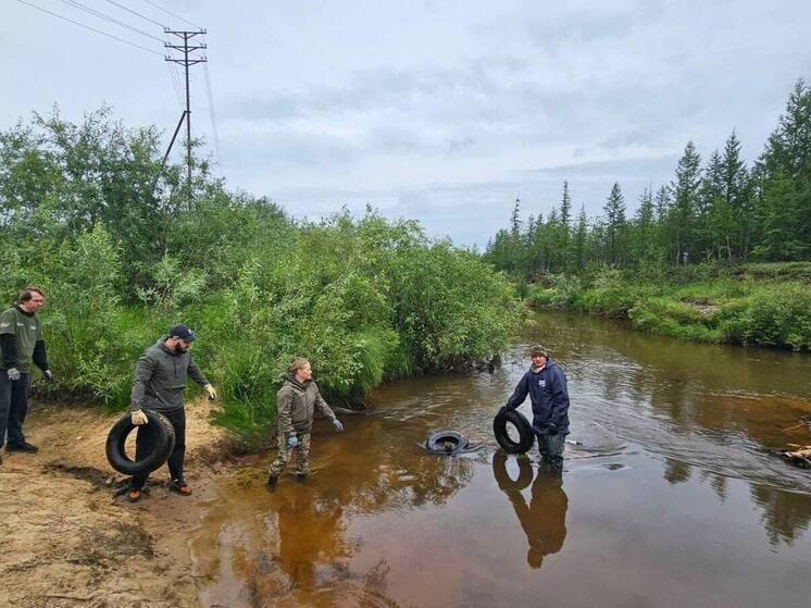 Горы мусора вывезли с берега реки в Новом Уренгое
