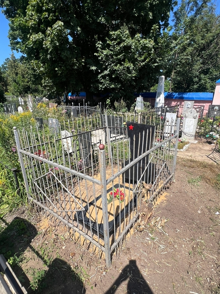 В Орле благоустроили заросшую могилу советского солдата