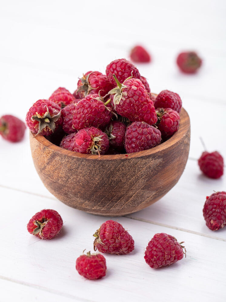 Сделайте так в сентябре — и старая малина одарит вас щедрым урожаем: как обновить кусты без потери ягод