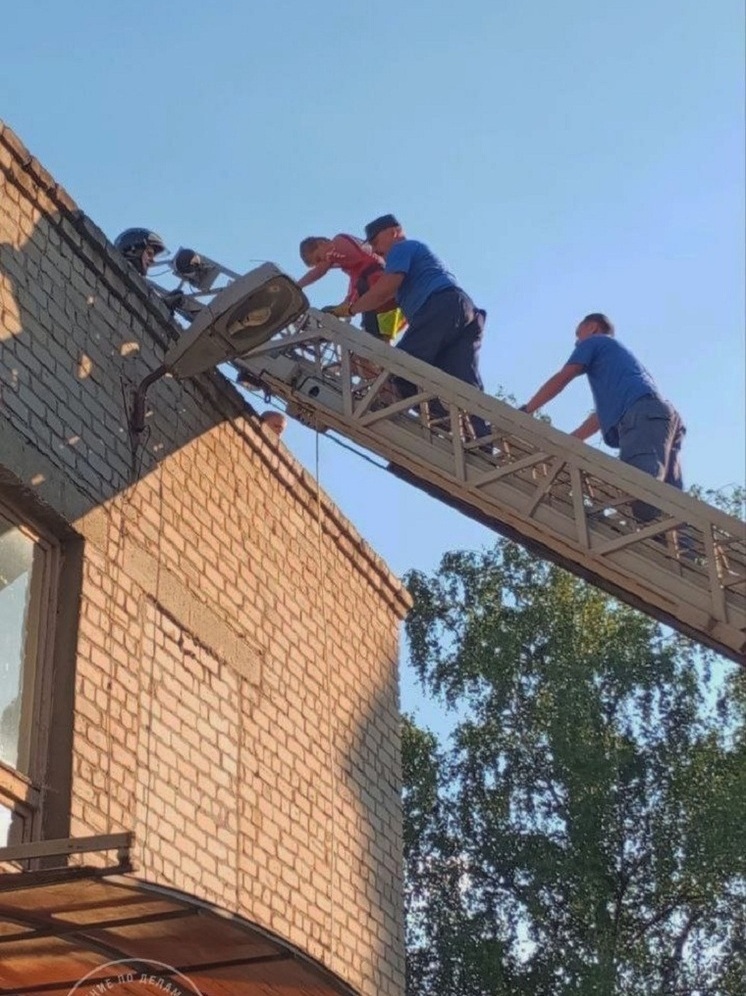 Липецкие спасатели сняли детей с крыши жилого дома
