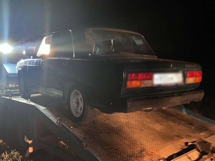 В Волгоградской области эвакуировали автомобиль после маневров на площади