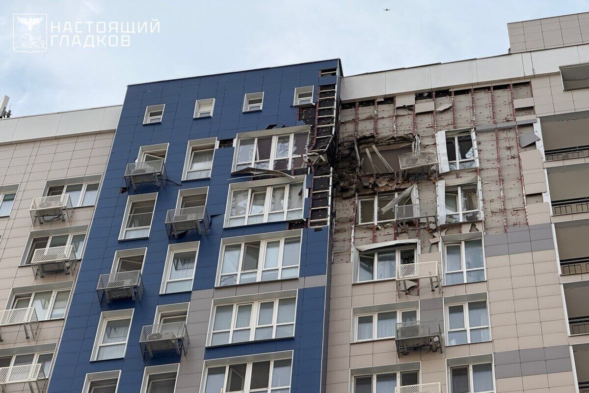 В Белгороде беспилотник ВСУ врезался в многоэтажный дом, повреждены три квартиры