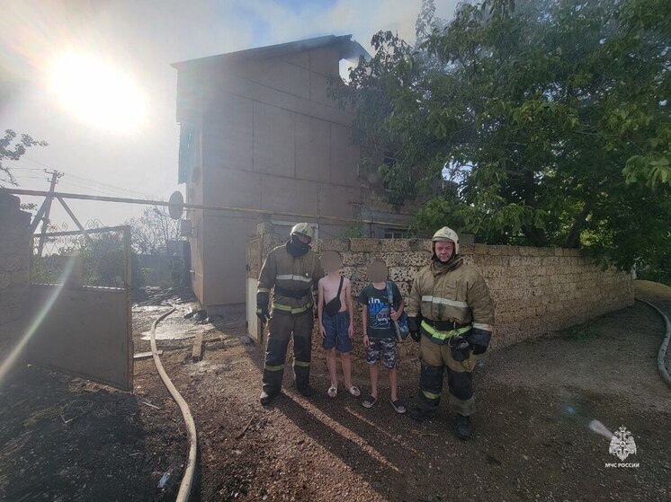 В Сакском районе спасли детей и пожилую женщину из горящего дома