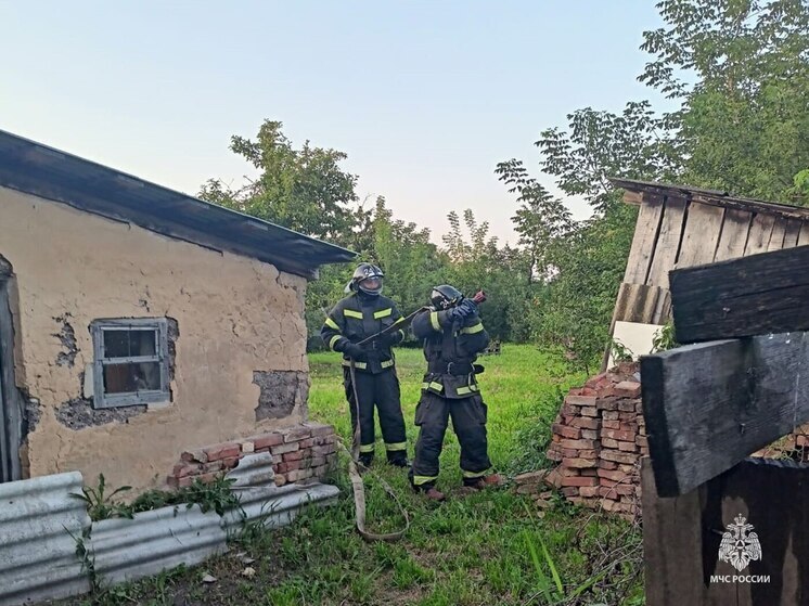  В Плавском районе сотрудники МЧС потушили заброшку в поселке Советский
