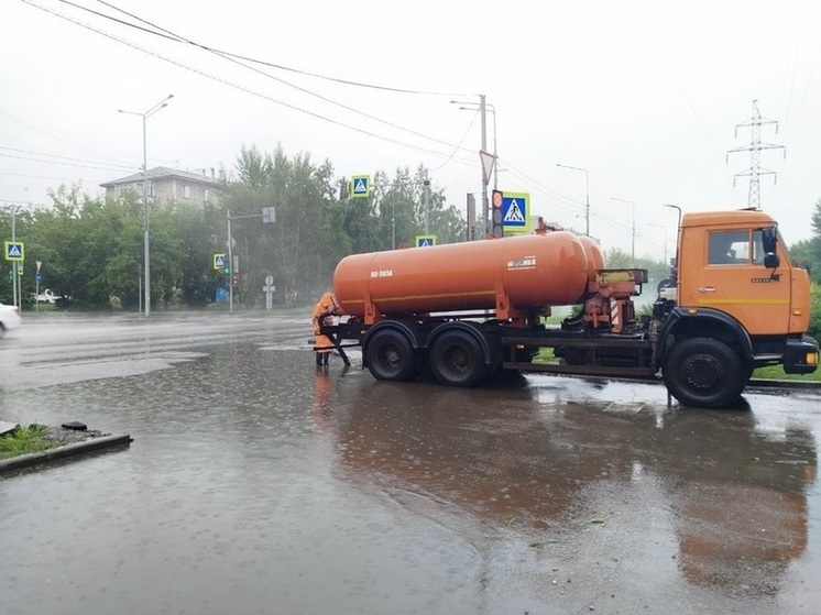 В Красноярске вновь наблюдаются проблемы с подтоплением улиц из-за дождя