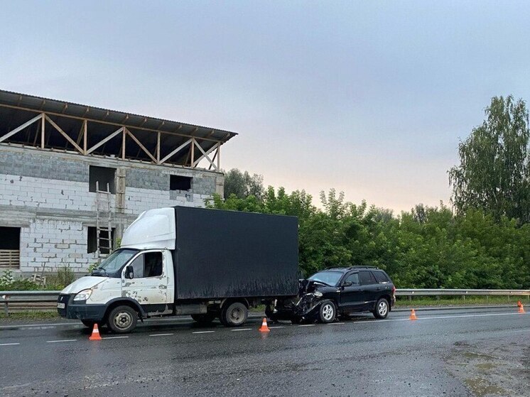 Туристка из Мурманской области сломала руку в ДТП с грузовиком и легковушкой на Алтае