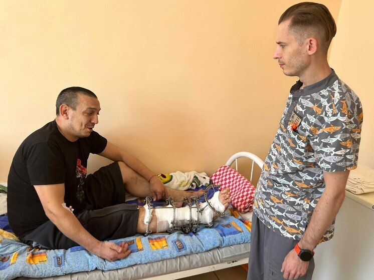 В алтайскую Краевую клиническую больницу скорой медпомощи №2 поступил военнослужащий из зоны спецоперации. В ходе выполнения боевых задач он получил открытый перелом ноги, который впоследствии вылечили, но неправильно. Мужчина не мог ходить. Однако алтайские травматологи восстановили бойцу ногу, теперь он пошел на реабилитацию.