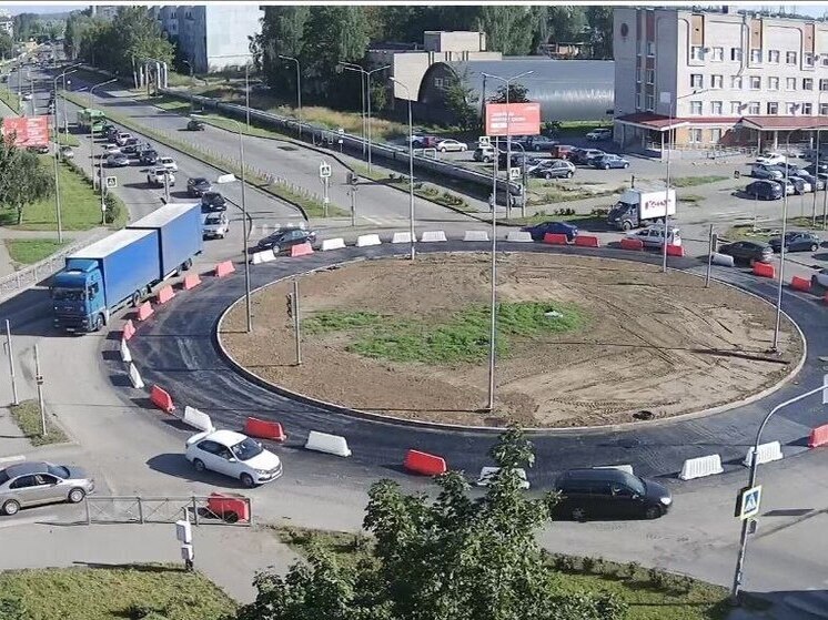 Открытый люк проверяет псковских водителей на внимательность