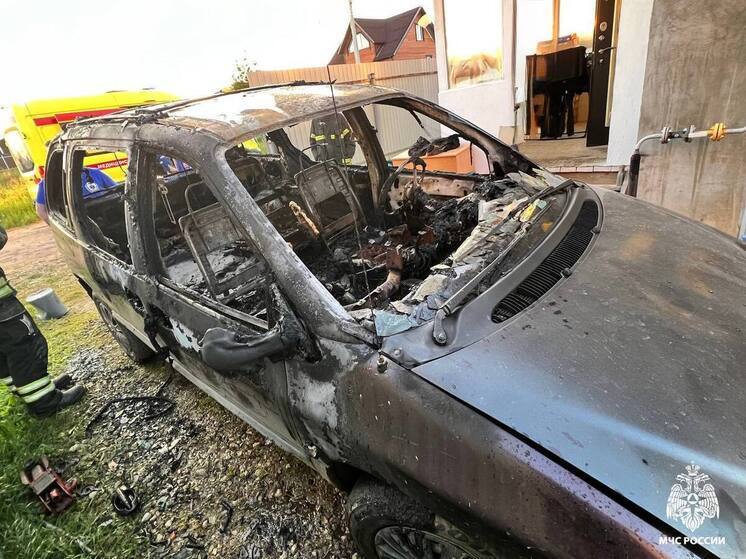 В деревне под Тверью вспыхнул автомобиль