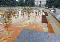 Фонтан на площади Революции в Челябинске стал объектом вандализма: неизвестные бросили в него бутылки с маслянистой жидкостью, окрасившей воду в грязно-оранжевый цвет