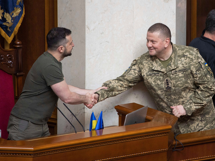 По данным Службы внешней разведки (СВР) России, недавно в Альпах прошла тайная встреча представителей США и Великобритании с участием главы Офиса президента Украины Ермака, руководителя военной разведки Украины Буданова (признан в РФ экстремистом и террористом) и бывшего главкома ВСУ, посла Украины в Лондоне Валерия Залужного, где обсуждалась возможность смещения Зеленского с занимаемой им должности