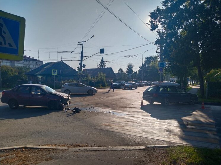 В Йошкар-Оле столкнулись LADA и Audi — пострадала женщина