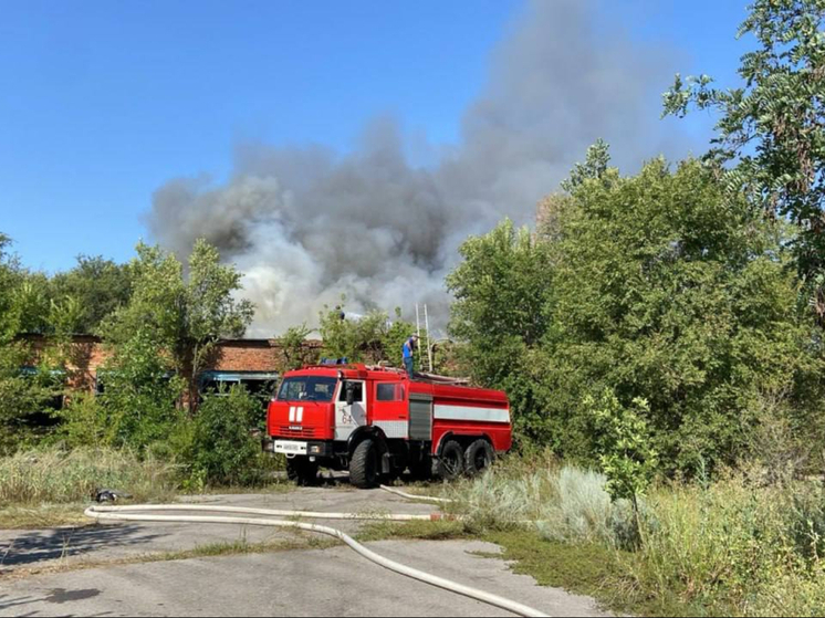 Здание заброшенного мясокомбината загорелось в Морозовске