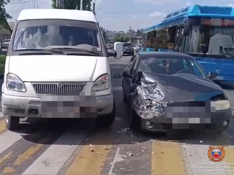 В Белгороде столкнулись два автомобиля: пострадала пассажирка