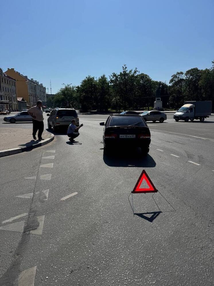 ДТП в центре Пскова мешает движению