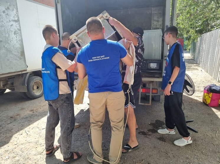 Жители начали забирать вещи из обрушенного дома в Астрахани