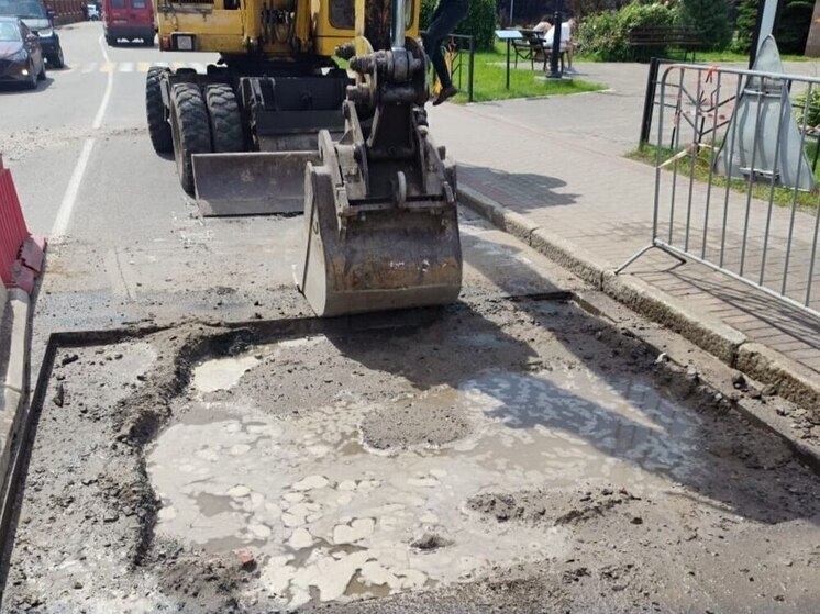 В Балтийске на улице Красной Армии начали устранять провал на дороге