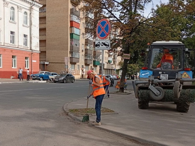В Курске 62 рабочих и 55 спецмашин приводят в порядок улицы