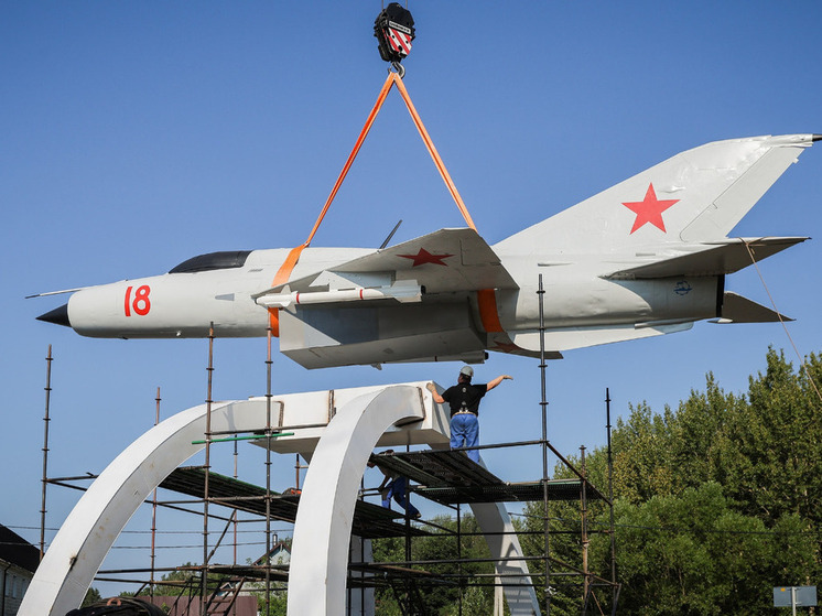 В Рыбинске установили маленький истребитель