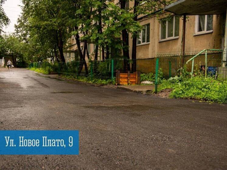 В Мурманске завершили асфальтирование в шести дворах