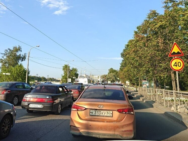 Петербуржцы пекутся в пробке на Каменноостровском проспекте при 32-градусной жаре